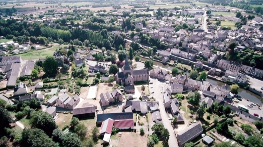 La Varenne traversant Ambri&egrave;res-les-Vall&eacute;es