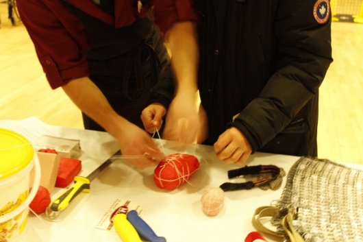 Ficeler un roti : d&eacute;monstration !