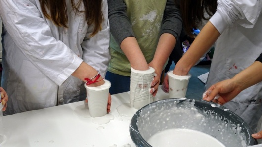 Coll&eacute;giens r&eacute;alisant un moulage de leur main - atelier Rika Tanaka r&eacute;sidence 2019