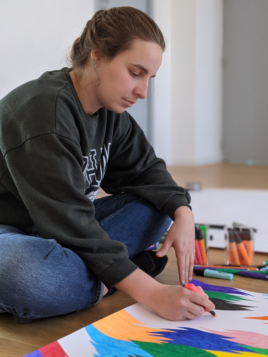 Julie Maquet travaille sur un dessin pour la prochaine exposition prévue au Centre d'art contemporain de Pontmain - Résidences 2021.