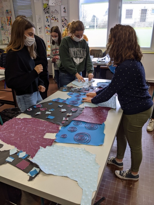 Atelier arts plastiques au coll&egrave;ge de Landivy avec Julie Maquet - R&eacute;sidences 2021.