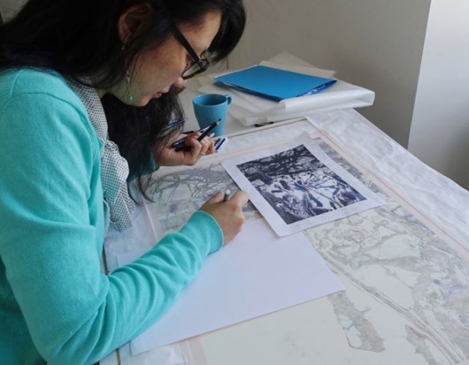 Zhu Hong en r&eacute;sidence en 2019, en pleine r&eacute;alisation d'une oeuvre pr&eacute;sent&eacute;e dans l'exposition au printemps