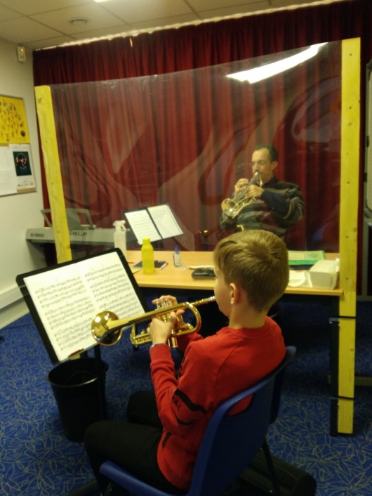 Cours de trompette avec plexiglass - GORRON