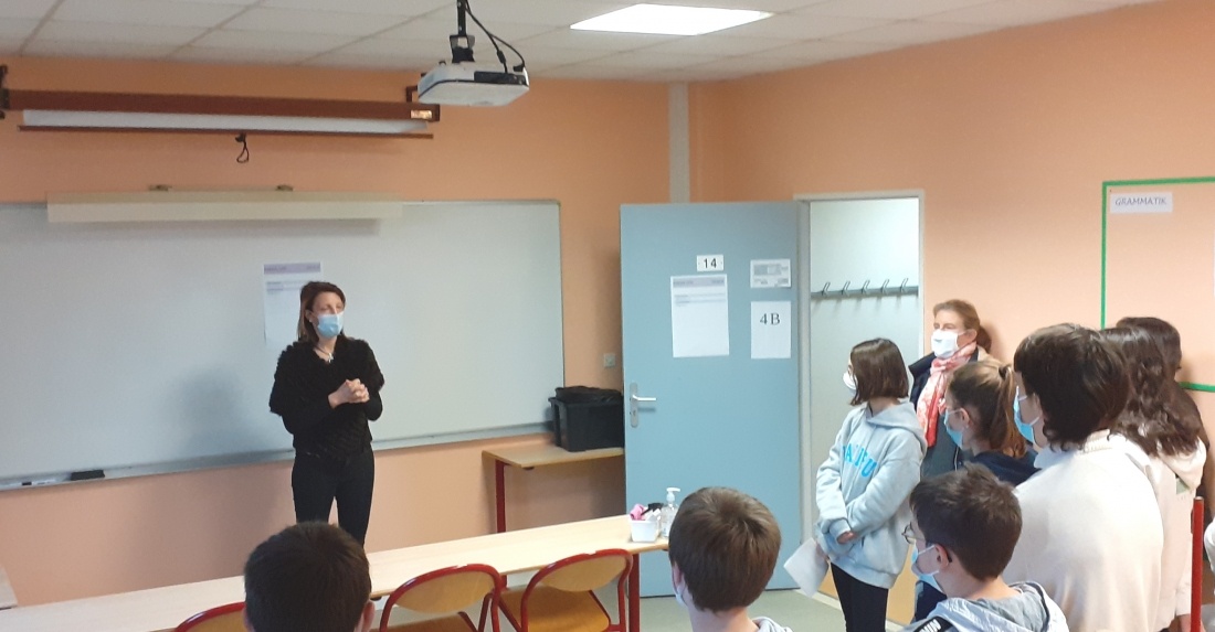 Jessica Tarrière-Anne présentant les différents métiers du Garage Anne