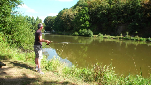 La rivi&egrave;re La Mayenne &agrave; Ambri&egrave;res-les-Vall&eacute;es et Saint-Loup-du-Gast