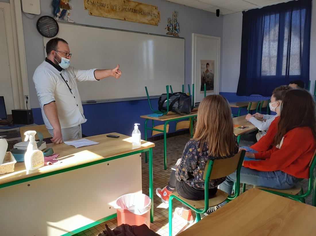 Christophe JOLY, boulanger &agrave; Levar&eacute;, en plein explication Anne