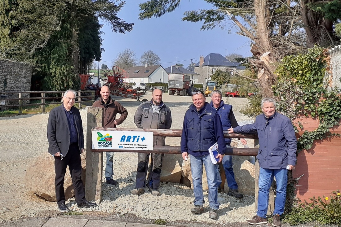 De gauche &agrave; droite : Guy MENARD (Maire d&rsquo;Ambri&egrave;res-les-V.), Thomas BIZEUL, J&eacute;r&ocirc;me GALLIENNE, Jean-Fran&ccedil;ois GAHERY, et Michel GOUGEON (CUMA de la Varenne), Bruno LESTAS (Pr&eacute;sident de la Communaut&eacute; de Communes du Bocage Mayennais)