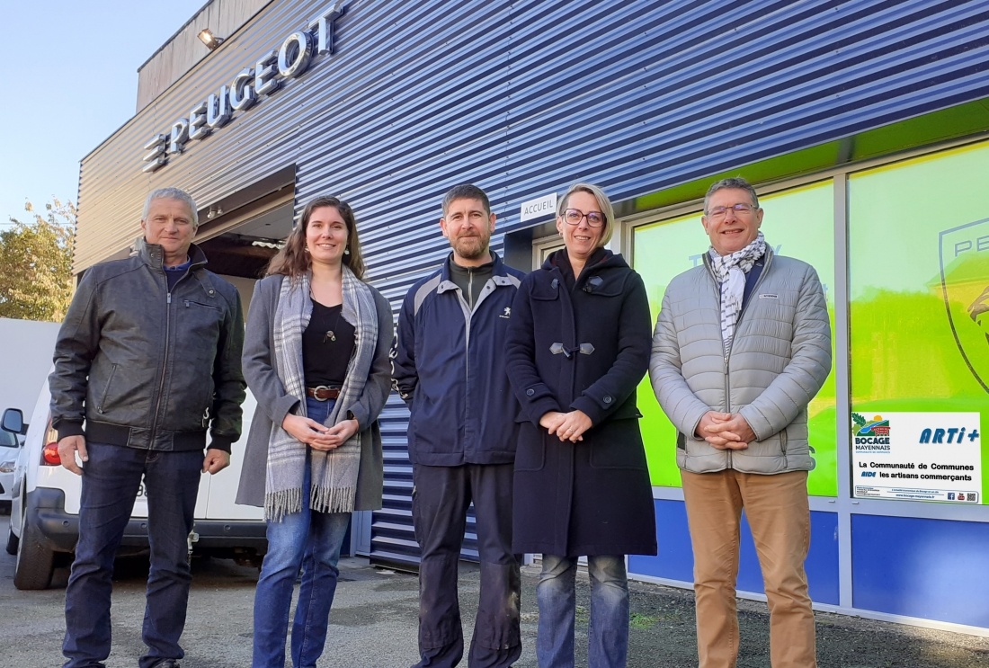 De gauche &agrave; droite : Bruno LESTAS (Pr&eacute;sident de la Communaut&eacute; de Communes), Muriel ROCHE (Manager de Commerce), Alexandre et Nolwen LAGUNEGRAND, Jean-Marc ALLAIN (Maire de Gorron)