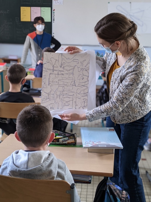 Atelier à l'école, Résidences 2021 (au fond, l'artiste Keita Mori)