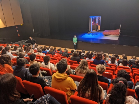Stéphanie Miserey, en charge de la programmation, présente le spectacle aux collégiens