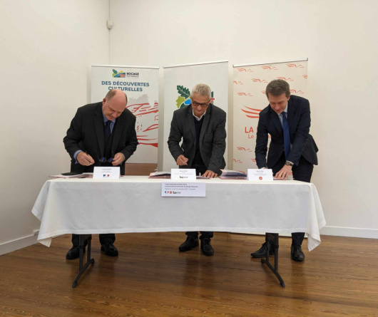 Du gauche &agrave; droite : Samuel Gesret, Secr&eacute;taire G&eacute;n&eacute;ral de la Pr&eacute;fecture de la Mayenne, Bruno Lestas, Pr&eacute;sident de la Communaut&eacute; de Communes du Bocage Mayennais, et Benoit Lion, Vice-Pr&eacute;sident de la Commission d&rsquo;&eacute;tude Sport et Culture du D&eacute;partement de la Mayenne. 