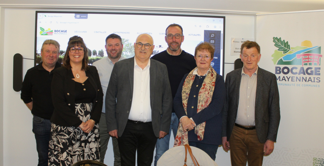 Le Bureau Communautaire nouvellement &eacute;lu (de gauche &agrave; droite) : St&eacute;phane MANCEAU, Am&eacute;lie SOYER, Nicolas DIVAY, Guy MENARD, Jean-Paul JUIN, Monique DOUDARD, Jean-Paul GAHERY