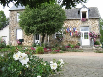 La place de la Mairie de Saint-Loup-du-Gast
