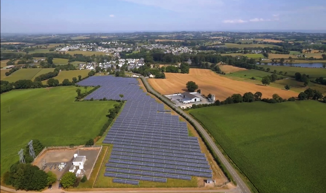 Le parc photovoltaïque d'Akelios à Fougerolles-du-Plessis