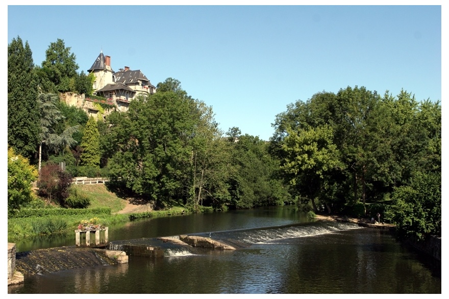 Vue du pont à Ambrières-les-Vallées © Prisma