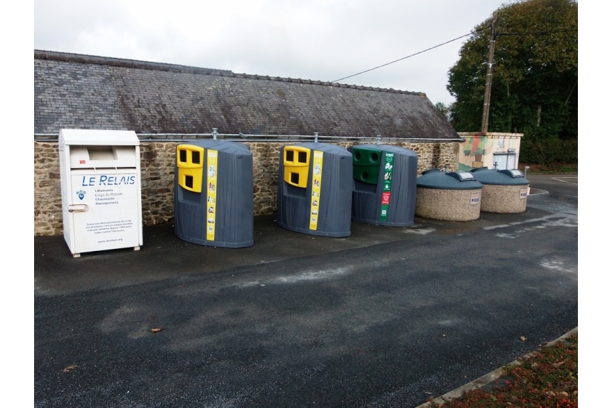 Parking salle communale à Vieuvy