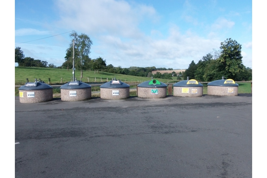 Parking salle communale à Couesmes-Vaucé