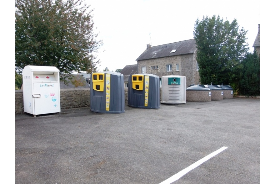 Parking salle communale à Hercé