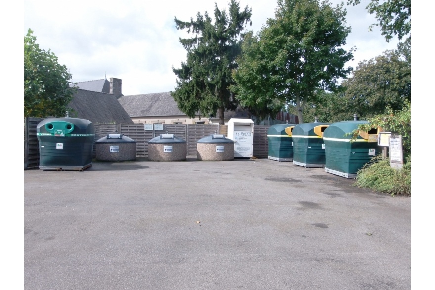 Parking salle communale à Carelles