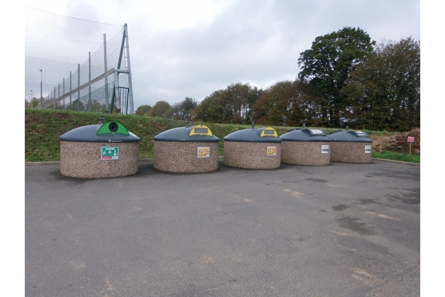 Parking terrain de foot à la Dorée