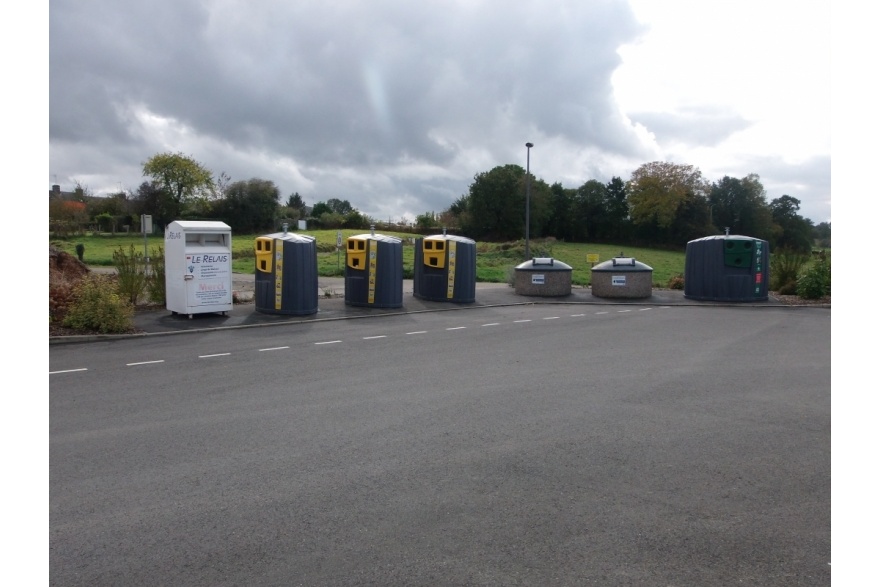 Parking salle communale à Lesbois